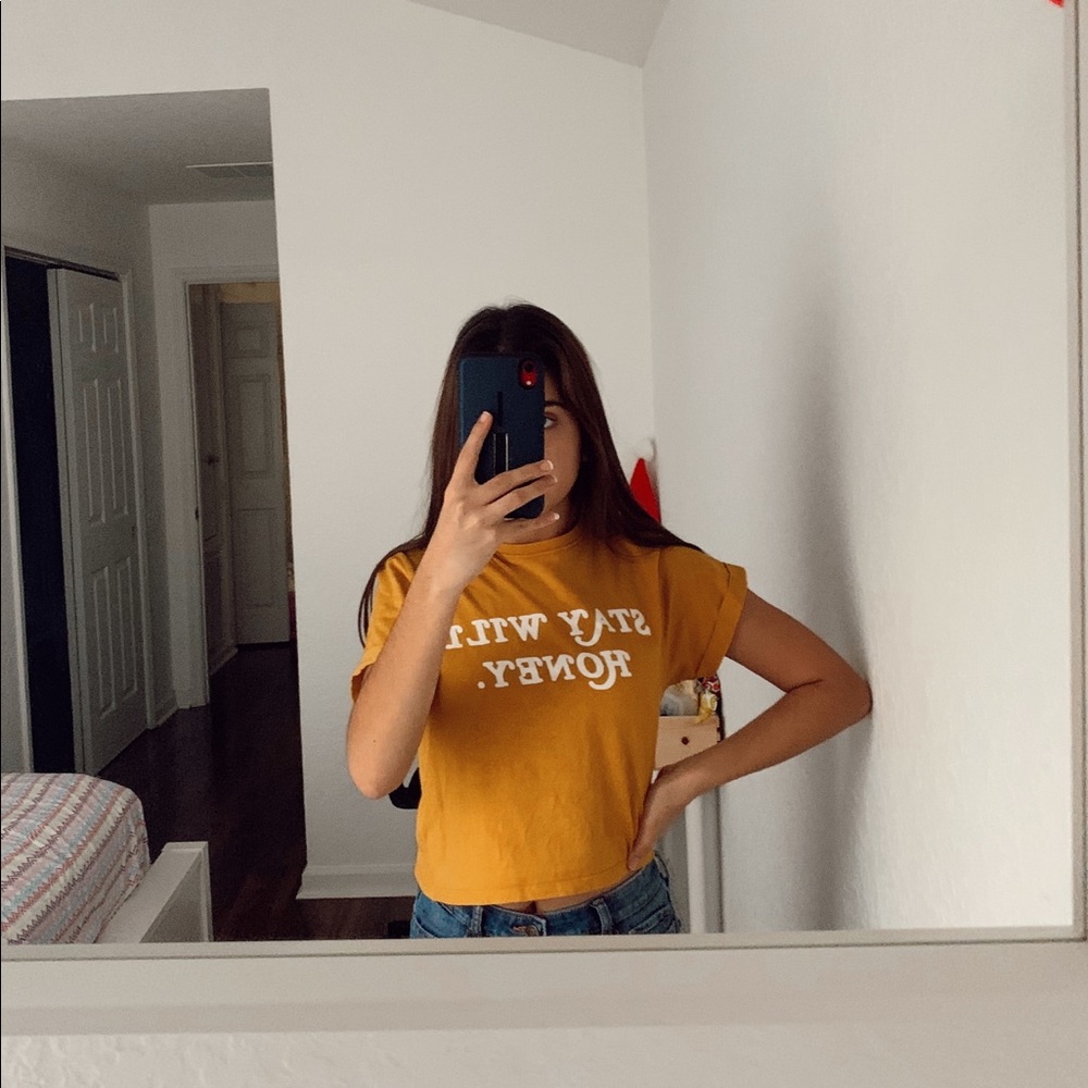 Casual tee “stay wild, honey”